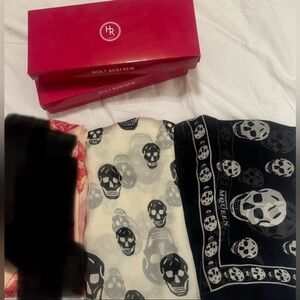 Alexander McQueen
skull-print scarf